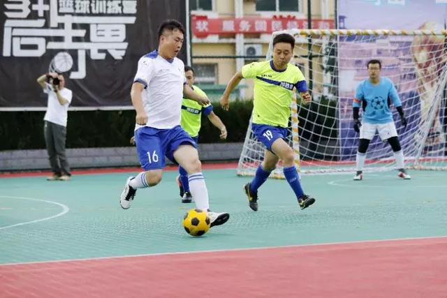 罗马诺：曼城签约18岁中卫朱马巴赫 转租给朗斯